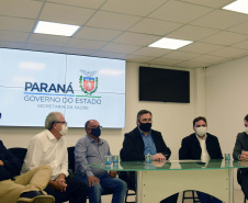 O secretário da Saúde do Paraná, Beto Preto, assinou hoje (12) autorizações de repasses que somam R$ 13.655.826,43 milhões destinados a investimentos em obras e aquisição de equipamentos. Dez municípios foram beneficiados por meio de convênios que têm indicação orçamentária de deputados estaduais. Foto: Américo Antonio/SESA