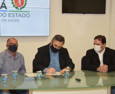 O secretário da Saúde do Paraná, Beto Preto, assinou hoje (12) autorizações de repasses que somam R$ 13.655.826,43 milhões destinados a investimentos em obras e aquisição de equipamentos. Dez municípios foram beneficiados por meio de convênios que têm indicação orçamentária de deputados estaduais. Foto: Américo Antonio/SESA