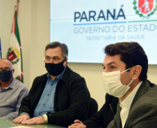 O secretário da Saúde do Paraná, Beto Preto, assinou hoje (12) autorizações de repasses que somam R$ 13.655.826,43 milhões destinados a investimentos em obras e aquisição de equipamentos. Dez municípios foram beneficiados por meio de convênios que têm indicação orçamentária de deputados estaduais. Foto: Américo Antonio/SESA