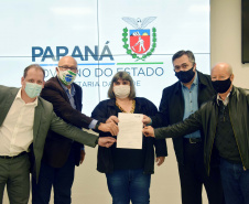 O secretário da Saúde do Paraná, Beto Preto, assinou hoje (12) autorizações de repasses que somam R$ 13.655.826,43 milhões destinados a investimentos em obras e aquisição de equipamentos. Dez municípios foram beneficiados por meio de convênios que têm indicação orçamentária de deputados estaduais. Foto: Américo Antonio/SESA
