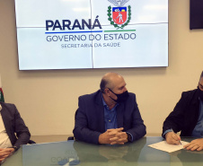 O secretário da Saúde do Paraná, Beto Preto, assinou hoje (12) autorizações de repasses que somam R$ 13.655.826,43 milhões destinados a investimentos em obras e aquisição de equipamentos. Dez municípios foram beneficiados por meio de convênios que têm indicação orçamentária de deputados estaduais. Foto: Américo Antonio/SESA