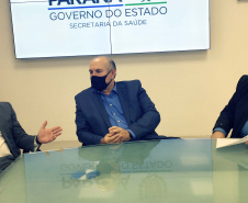 O secretário da Saúde do Paraná, Beto Preto, assinou hoje (12) autorizações de repasses que somam R$ 13.655.826,43 milhões destinados a investimentos em obras e aquisição de equipamentos. Dez municípios foram beneficiados por meio de convênios que têm indicação orçamentária de deputados estaduais. Foto: Américo Antonio/SESA