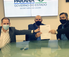 O secretário da Saúde do Paraná, Beto Preto, assinou hoje (12) autorizações de repasses que somam R$ 13.655.826,43 milhões destinados a investimentos em obras e aquisição de equipamentos. Dez municípios foram beneficiados por meio de convênios que têm indicação orçamentária de deputados estaduais. Foto: Américo Antonio/SESA