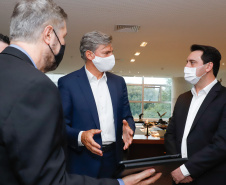 Uma parceria do Governo do Estado com a montadora Audi vai reforçar a estrutura de equipamentos dos hospitais da rede especializada no tratamento da Covid-19 no Paraná. O protocolo que oficializou a doação de monitores para respiradores, no valor de R$ 1 milhão, foi assinado nesta quinta-feira (13), no Palácio Iguaçu, pelo governador Carlos Massa Ratinho Junior e o presidente da Audi do Brasil, Johannes Roscheck.
