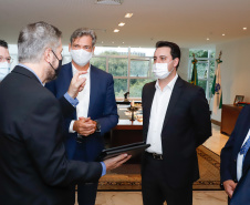 Uma parceria do Governo do Estado com a montadora Audi vai reforçar a estrutura de equipamentos dos hospitais da rede especializada no tratamento da Covid-19 no Paraná. O protocolo que oficializou a doação de monitores para respiradores, no valor de R$ 1 milhão, foi assinado nesta quinta-feira (13), no Palácio Iguaçu, pelo governador Carlos Massa Ratinho Junior e o presidente da Audi do Brasil, Johannes Roscheck.
