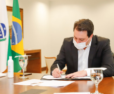 Uma parceria do Governo do Estado com a montadora Audi vai reforçar a estrutura de equipamentos dos hospitais da rede especializada no tratamento da Covid-19 no Paraná. O protocolo que oficializou a doação de monitores para respiradores, no valor de R$ 1 milhão, foi assinado nesta quinta-feira (13), no Palácio Iguaçu, pelo governador Carlos Massa Ratinho Junior e o presidente da Audi do Brasil, Johannes Roscheck.
