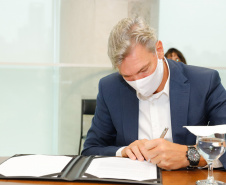 Uma parceria do Governo do Estado com a montadora Audi vai reforçar a estrutura de equipamentos dos hospitais da rede especializada no tratamento da Covid-19 no Paraná. O protocolo que oficializou a doação de monitores para respiradores, no valor de R$ 1 milhão, foi assinado nesta quinta-feira (13), no Palácio Iguaçu, pelo governador Carlos Massa Ratinho Junior e o presidente da Audi do Brasil, Johannes Roscheck.
