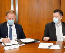 Uma parceria do Governo do Estado com a montadora Audi vai reforçar a estrutura de equipamentos dos hospitais da rede especializada no tratamento da Covid-19 no Paraná. O protocolo que oficializou a doação de monitores para respiradores, no valor de R$ 1 milhão, foi assinado nesta quinta-feira (13), no Palácio Iguaçu, pelo governador Carlos Massa Ratinho Junior e o presidente da Audi do Brasil, Johannes Roscheck.
