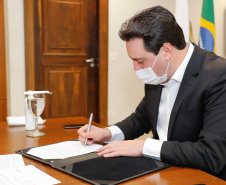 Uma parceria do Governo do Estado com a montadora Audi vai reforçar a estrutura de equipamentos dos hospitais da rede especializada no tratamento da Covid-19 no Paraná. O protocolo que oficializou a doação de monitores para respiradores, no valor de R$ 1 milhão, foi assinado nesta quinta-feira (13), no Palácio Iguaçu, pelo governador Carlos Massa Ratinho Junior e o presidente da Audi do Brasil, Johannes Roscheck.
