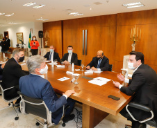 Uma parceria do Governo do Estado com a montadora Audi vai reforçar a estrutura de equipamentos dos hospitais da rede especializada no tratamento da Covid-19 no Paraná. O protocolo que oficializou a doação de monitores para respiradores, no valor de R$ 1 milhão, foi assinado nesta quinta-feira (13), no Palácio Iguaçu, pelo governador Carlos Massa Ratinho Junior e o presidente da Audi do Brasil, Johannes Roscheck.
