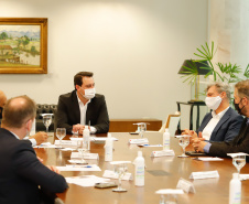 Uma parceria do Governo do Estado com a montadora Audi vai reforçar a estrutura de equipamentos dos hospitais da rede especializada no tratamento da Covid-19 no Paraná. O protocolo que oficializou a doação de monitores para respiradores, no valor de R$ 1 milhão, foi assinado nesta quinta-feira (13), no Palácio Iguaçu, pelo governador Carlos Massa Ratinho Junior e o presidente da Audi do Brasil, Johannes Roscheck.
