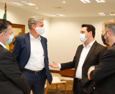 Uma parceria do Governo do Estado com a montadora Audi vai reforçar a estrutura de equipamentos dos hospitais da rede especializada no tratamento da Covid-19 no Paraná. O protocolo que oficializou a doação de monitores para respiradores, no valor de R$ 1 milhão, foi assinado nesta quinta-feira (13), no Palácio Iguaçu, pelo governador Carlos Massa Ratinho Junior e o presidente da Audi do Brasil, Johannes Roscheck.
