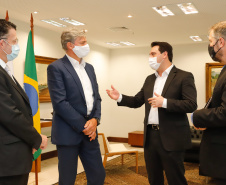 Uma parceria do Governo do Estado com a montadora Audi vai reforçar a estrutura de equipamentos dos hospitais da rede especializada no tratamento da Covid-19 no Paraná. O protocolo que oficializou a doação de monitores para respiradores, no valor de R$ 1 milhão, foi assinado nesta quinta-feira (13), no Palácio Iguaçu, pelo governador Carlos Massa Ratinho Junior e o presidente da Audi do Brasil, Johannes Roscheck.
