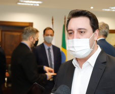 Uma parceria do Governo do Estado com a montadora Audi vai reforçar a estrutura de equipamentos dos hospitais da rede especializada no tratamento da Covid-19 no Paraná. O protocolo que oficializou a doação de monitores para respiradores, no valor de R$ 1 milhão, foi assinado nesta quinta-feira (13), no Palácio Iguaçu, pelo governador Carlos Massa Ratinho Junior e o presidente da Audi do Brasil, Johannes Roscheck.
