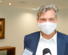 Uma parceria do Governo do Estado com a montadora Audi vai reforçar a estrutura de equipamentos dos hospitais da rede especializada no tratamento da Covid-19 no Paraná. O protocolo que oficializou a doação de monitores para respiradores, no valor de R$ 1 milhão, foi assinado nesta quinta-feira (13), no Palácio Iguaçu, pelo governador Carlos Massa Ratinho Junior e o presidente da Audi do Brasil, Johannes Roscheck.
