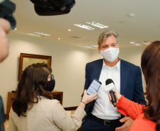 Uma parceria do Governo do Estado com a montadora Audi vai reforçar a estrutura de equipamentos dos hospitais da rede especializada no tratamento da Covid-19 no Paraná. O protocolo que oficializou a doação de monitores para respiradores, no valor de R$ 1 milhão, foi assinado nesta quinta-feira (13), no Palácio Iguaçu, pelo governador Carlos Massa Ratinho Junior e o presidente da Audi do Brasil, Johannes Roscheck.
