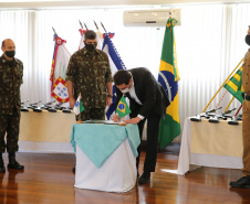 O Governador Carlos Massa Ratinho Junior recebe nesta quinta-feira (13/08), de maneira simbolica 100 fuzis do Exercito no Forte do PInheiro em Curitiba. Acompanhado do secretário da Segurança Pública do Paraná, Romulo Marinho Soares e do Comandante-Geral da Policia Militar do Paraná, coronel Péricles de Matos.   Curitiba, 13/08/2020 - Foto: Geraldo Bubniak/AEN