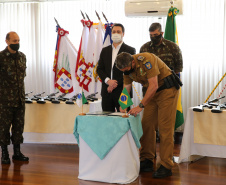 O Governador Carlos Massa Ratinho Junior recebe nesta quinta-feira (13/08), de maneira simbolica 100 fuzis do Exercito no Forte do PInheiro em Curitiba. Acompanhado do secretário da Segurança Pública do Paraná, Romulo Marinho Soares e do Comandante-Geral da Policia Militar do Paraná, coronel Péricles de Matos.   Curitiba, 13/08/2020 - Foto: Geraldo Bubniak/AEN