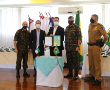 O Governador Carlos Massa Ratinho Junior recebe nesta quinta-feira (13/08), de maneira simbolica 100 fuzis do Exercito no Forte do PInheiro em Curitiba. Acompanhado do secretário da Segurança Pública do Paraná, Romulo Marinho Soares e do Comandante-Geral da Policia Militar do Paraná, coronel Péricles de Matos.   Curitiba, 13/08/2020 - Foto: Geraldo Bubniak/AEN