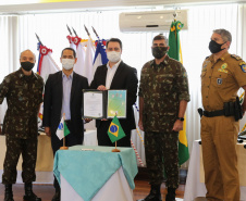 O Governador Carlos Massa Ratinho Junior recebe nesta quinta-feira (13/08), de maneira simbolica 100 fuzis do Exercito no Forte do PInheiro em Curitiba. Acompanhado do secretário da Segurança Pública do Paraná, Romulo Marinho Soares e do Comandante-Geral da Policia Militar do Paraná, coronel Péricles de Matos.   Curitiba, 13/08/2020 - Foto: Geraldo Bubniak/AEN