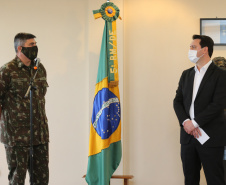 O Governador Carlos Massa Ratinho Junior recebe nesta quinta-feira (13/08), de maneira simbolica 100 fuzis do Exercito no Forte do PInheiro em Curitiba. Acompanhado do secretário da Segurança Pública do Paraná, Romulo Marinho Soares e do Comandante-Geral da Policia Militar do Paraná, coronel Péricles de Matos.   Curitiba, 13/08/2020 - Foto: Geraldo Bubniak/AEN