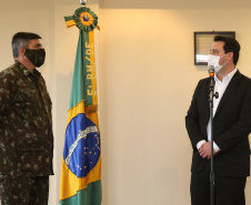 O Governador Carlos Massa Ratinho Junior recebe nesta quinta-feira (13/08), de maneira simbolica 100 fuzis do Exercito no Forte do PInheiro em Curitiba. Acompanhado do secretário da Segurança Pública do Paraná, Romulo Marinho Soares e do Comandante-Geral da Policia Militar do Paraná, coronel Péricles de Matos.   Curitiba, 13/08/2020 - Foto: Geraldo Bubniak/AEN