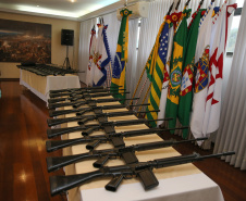 O Governador Carlos Massa Ratinho Junior recebe nesta quinta-feira (13/08), de maneira simbolica 100 fuzis do Exercito no Forte do PInheiro em Curitiba. Acompanhado do secretário da Segurança Pública do Paraná, Romulo Marinho Soares e do Comandante-Geral da Policia Militar do Paraná, coronel Péricles de Matos.   Curitiba, 13/08/2020 - Foto: Geraldo Bubniak/AEN