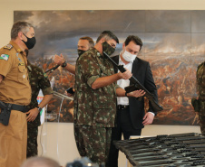 O Governador Carlos Massa Ratinho Junior recebe nesta quinta-feira (13/08), de maneira simbolica 100 fuzis do Exercito no Forte do PInheiro em Curitiba. Acompanhado do secretário da Segurança Pública do Paraná, Romulo Marinho Soares e do Comandante-Geral da Policia Militar do Paraná, coronel Péricles de Matos.   Curitiba, 13/08/2020 - Foto: Geraldo Bubniak/AEN