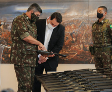 O Governador Carlos Massa Ratinho Junior recebe nesta quinta-feira (13/08), de maneira simbolica 100 fuzis do Exercito no Forte do PInheiro em Curitiba. Acompanhado do secretário da Segurança Pública do Paraná, Romulo Marinho Soares e do Comandante-Geral da Policia Militar do Paraná, coronel Péricles de Matos.   Curitiba, 13/08/2020 - Foto: Geraldo Bubniak/AEN