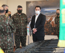 O Governador Carlos Massa Ratinho Junior recebe nesta quinta-feira (13/08), de maneira simbolica 100 fuzis do Exercito no Forte do PInheiro em Curitiba. Acompanhado do secretário da Segurança Pública do Paraná, Romulo Marinho Soares e do Comandante-Geral da Policia Militar do Paraná, coronel Péricles de Matos.   Curitiba, 13/08/2020 - Foto: Geraldo Bubniak/AEN