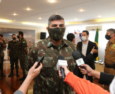 O Governador Carlos Massa Ratinho Junior recebe nesta quinta-feira (13/08), de maneira simbolica 100 fuzis do Exercito no Forte do PInheiro em Curitiba. Acompanhado do secretário da Segurança Pública do Paraná, Romulo Marinho Soares e do Comandante-Geral da Policia Militar do Paraná, coronel Péricles de Matos.   Curitiba, 13/08/2020 - Foto: Geraldo Bubniak/AEN