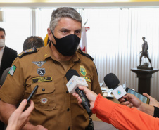 O Governador Carlos Massa Ratinho Junior recebe nesta quinta-feira (13/08), de maneira simbolica 100 fuzis do Exercito no Forte do PInheiro em Curitiba. Acompanhado do secretário da Segurança Pública do Paraná, Romulo Marinho Soares e do Comandante-Geral da Policia Militar do Paraná, coronel Péricles de Matos.   Curitiba, 13/08/2020 - Foto: Geraldo Bubniak/AEN