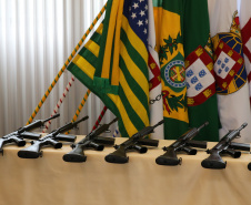 O Governador Carlos Massa Ratinho Junior recebe nesta quinta-feira (13/08), de maneira simbolica 100 fuzis do Exercito no Forte do PInheiro em Curitiba. Acompanhado do secretário da Segurança Pública do Paraná, Romulo Marinho Soares e do Comandante-Geral da Policia Militar do Paraná, coronel Péricles de Matos.   Curitiba, 13/08/2020 - Foto: Geraldo Bubniak/AEN