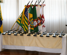 O Governador Carlos Massa Ratinho Junior recebe nesta quinta-feira (13/08), de maneira simbolica 100 fuzis do Exercito no Forte do PInheiro em Curitiba. Acompanhado do secretário da Segurança Pública do Paraná, Romulo Marinho Soares e do Comandante-Geral da Policia Militar do Paraná, coronel Péricles de Matos.   Curitiba, 13/08/2020 - Foto: Geraldo Bubniak/AEN