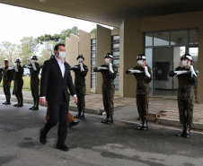 O Governador Carlos Massa Ratinho Junior recebe nesta quinta-feira (13/08), de maneira simbolica 100 fuzis do Exercito no Forte do PInheiro em Curitiba. Acompanhado do secretário da Segurança Pública do Paraná, Romulo Marinho Soares e do Comandante-Geral da Policia Militar do Paraná, coronel Péricles de Matos.   Curitiba, 13/08/2020 - Foto: Geraldo Bubniak/AEN