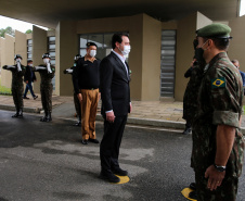 O Governador Carlos Massa Ratinho Junior recebe nesta quinta-feira (13/08), de maneira simbolica 100 fuzis do Exercito no Forte do PInheiro em Curitiba. Acompanhado do secretário da Segurança Pública do Paraná, Romulo Marinho Soares e do Comandante-Geral da Policia Militar do Paraná, coronel Péricles de Matos.   Curitiba, 13/08/2020 - Foto: Geraldo Bubniak/AEN