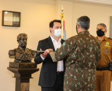 O Governador Carlos Massa Ratinho Junior recebe nesta quinta-feira (13/08), de maneira simbolica 100 fuzis do Exercito no Forte do PInheiro em Curitiba. Acompanhado do secretário da Segurança Pública do Paraná, Romulo Marinho Soares e do Comandante-Geral da Policia Militar do Paraná, coronel Péricles de Matos.   Curitiba, 13/08/2020 - Foto: Geraldo Bubniak/AEN