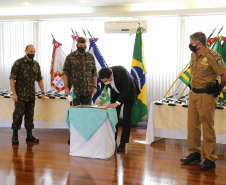 O Governador Carlos Massa Ratinho Junior recebe nesta quinta-feira (13/08), de maneira simbolica 100 fuzis do Exercito no Forte do PInheiro em Curitiba. Acompanhado do secretário da Segurança Pública do Paraná, Romulo Marinho Soares e do Comandante-Geral da Policia Militar do Paraná, coronel Péricles de Matos.   Curitiba, 13/08/2020 - Foto: Geraldo Bubniak/AEN