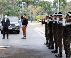 O Governo do Paraná recebeu 100 fuzis calibre 7,62 mm M964 do Exército Brasileiro. A entrega simbólica foi feita pelo general Carlos José Russo Assumpção Penteado, comandante da 5ª Divisão  de Exército, ao governador Carlos Massa Ratinho Junior nesta quinta-feira (13) no Forte do Pinheirinho, em Curitiba.