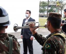 O Governo do Paraná recebeu 100 fuzis calibre 7,62 mm M964 do Exército Brasileiro. A entrega simbólica foi feita pelo general Carlos José Russo Assumpção Penteado, comandante da 5ª Divisão  de Exército, ao governador Carlos Massa Ratinho Junior nesta quinta-feira (13) no Forte do Pinheirinho, em Curitiba.