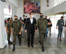 O Governo do Paraná recebeu 100 fuzis calibre 7,62 mm M964 do Exército Brasileiro. A entrega simbólica foi feita pelo general Carlos José Russo Assumpção Penteado, comandante da 5ª Divisão  de Exército, ao governador Carlos Massa Ratinho Junior nesta quinta-feira (13) no Forte do Pinheirinho, em Curitiba.