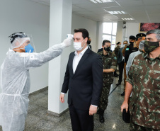 O Governo do Paraná recebeu 100 fuzis calibre 7,62 mm M964 do Exército Brasileiro. A entrega simbólica foi feita pelo general Carlos José Russo Assumpção Penteado, comandante da 5ª Divisão  de Exército, ao governador Carlos Massa Ratinho Junior nesta quinta-feira (13) no Forte do Pinheirinho, em Curitiba.