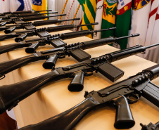 O Governo do Paraná recebeu 100 fuzis calibre 7,62 mm M964 do Exército Brasileiro. A entrega simbólica foi feita pelo general Carlos José Russo Assumpção Penteado, comandante da 5ª Divisão  de Exército, ao governador Carlos Massa Ratinho Junior nesta quinta-feira (13) no Forte do Pinheirinho, em Curitiba.