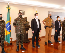 O Governo do Paraná recebeu 100 fuzis calibre 7,62 mm M964 do Exército Brasileiro. A entrega simbólica foi feita pelo general Carlos José Russo Assumpção Penteado, comandante da 5ª Divisão  de Exército, ao governador Carlos Massa Ratinho Junior nesta quinta-feira (13) no Forte do Pinheirinho, em Curitiba.