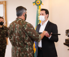 O Governo do Paraná recebeu 100 fuzis calibre 7,62 mm M964 do Exército Brasileiro. A entrega simbólica foi feita pelo general Carlos José Russo Assumpção Penteado, comandante da 5ª Divisão  de Exército, ao governador Carlos Massa Ratinho Junior nesta quinta-feira (13) no Forte do Pinheirinho, em Curitiba.