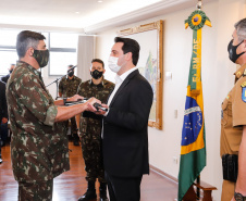 O Governo do Paraná recebeu 100 fuzis calibre 7,62 mm M964 do Exército Brasileiro. A entrega simbólica foi feita pelo general Carlos José Russo Assumpção Penteado, comandante da 5ª Divisão  de Exército, ao governador Carlos Massa Ratinho Junior nesta quinta-feira (13) no Forte do Pinheirinho, em Curitiba.