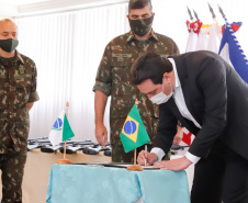 O Governo do Paraná recebeu 100 fuzis calibre 7,62 mm M964 do Exército Brasileiro. A entrega simbólica foi feita pelo general Carlos José Russo Assumpção Penteado, comandante da 5ª Divisão  de Exército, ao governador Carlos Massa Ratinho Junior nesta quinta-feira (13) no Forte do Pinheirinho, em Curitiba.