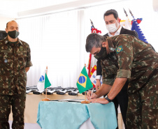 O Governo do Paraná recebeu 100 fuzis calibre 7,62 mm M964 do Exército Brasileiro. A entrega simbólica foi feita pelo general Carlos José Russo Assumpção Penteado, comandante da 5ª Divisão  de Exército, ao governador Carlos Massa Ratinho Junior nesta quinta-feira (13) no Forte do Pinheirinho, em Curitiba.