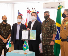 O Governo do Paraná recebeu 100 fuzis calibre 7,62 mm M964 do Exército Brasileiro. A entrega simbólica foi feita pelo general Carlos José Russo Assumpção Penteado, comandante da 5ª Divisão  de Exército, ao governador Carlos Massa Ratinho Junior nesta quinta-feira (13) no Forte do Pinheirinho, em Curitiba.