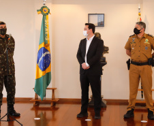 O Governo do Paraná recebeu 100 fuzis calibre 7,62 mm M964 do Exército Brasileiro. A entrega simbólica foi feita pelo general Carlos José Russo Assumpção Penteado, comandante da 5ª Divisão  de Exército, ao governador Carlos Massa Ratinho Junior nesta quinta-feira (13) no Forte do Pinheirinho, em Curitiba.